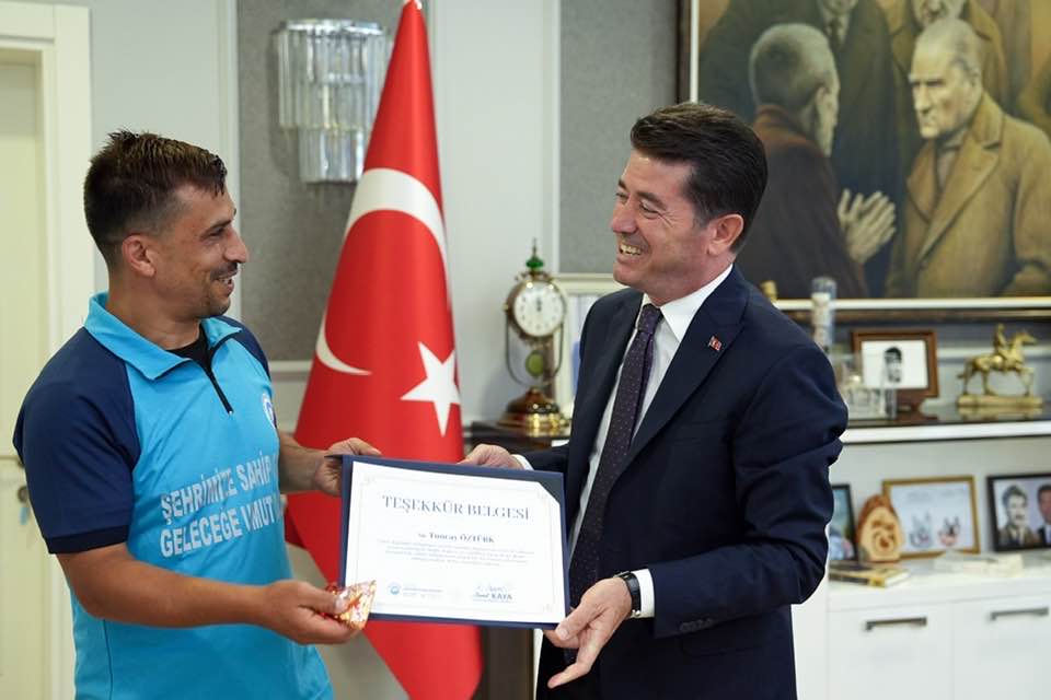 BAŞKAN KAYA, ÖRNEK DAVRANIŞ SERGİLEYEN PERSONELE TEŞEKKÜR BELGESİ VERDİ