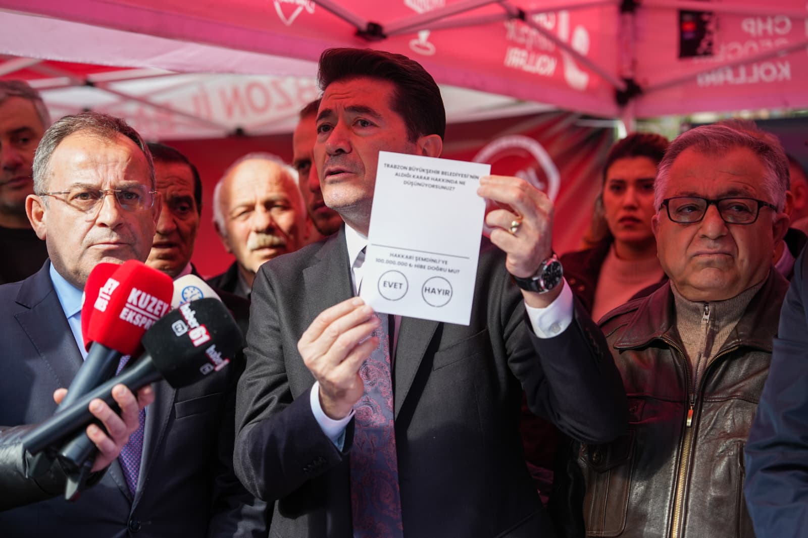 BA�KAN KAYA, REFERANDUM STANDINI Z�YARET ETT�