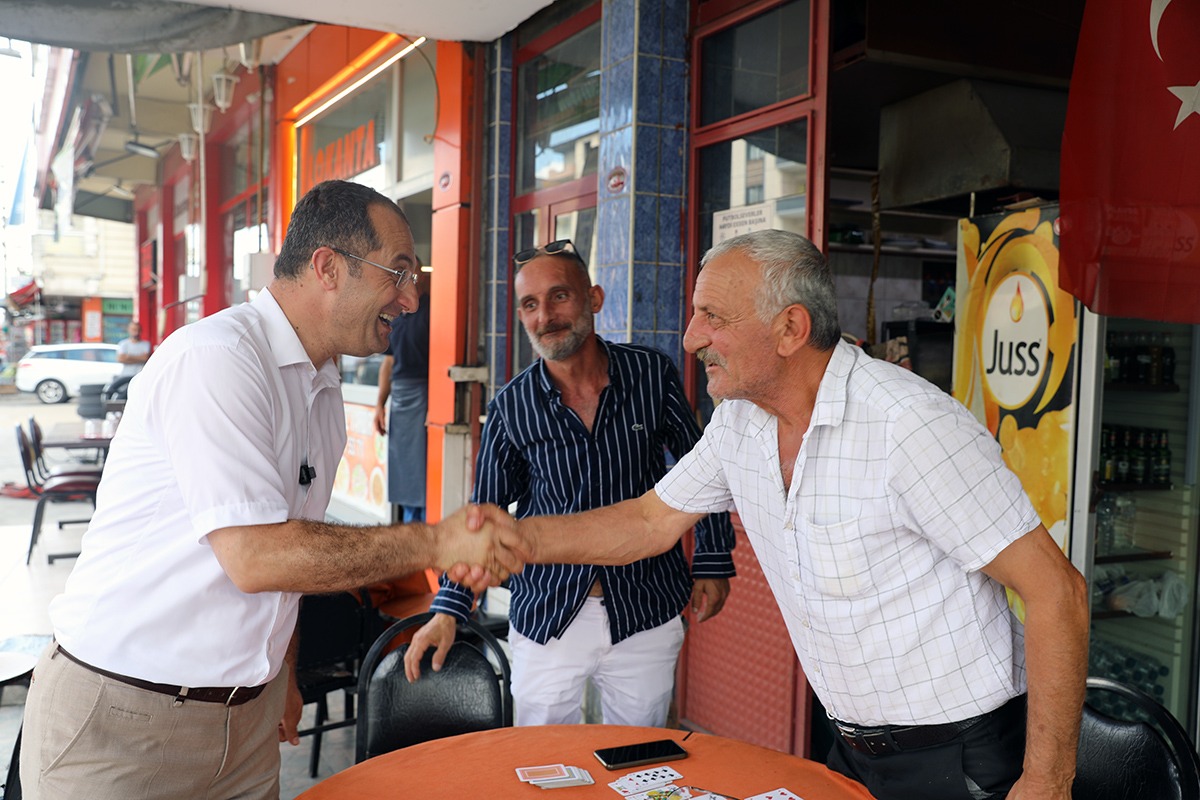 BAŞKAN OSMAN NURİ EKİM, MAHALLELERDE ESNAF VE VATANDAŞLARLA KUCAKLAŞTI