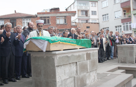 Bakan Son Yolculuuna Uurland.

 