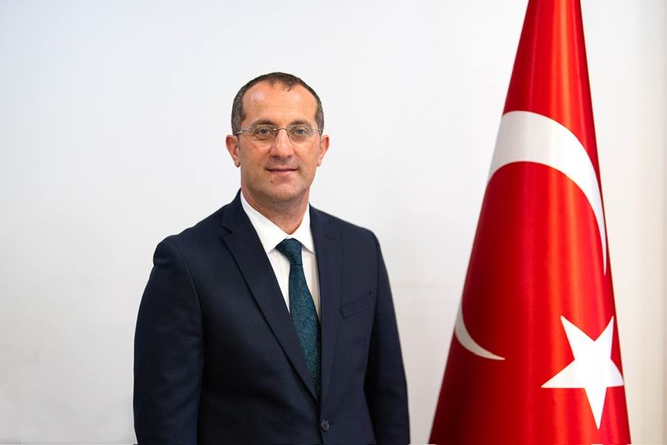 BAYRAK  SALDIRISINA BA�KAN EK�M�DEN SERT TEPK�

