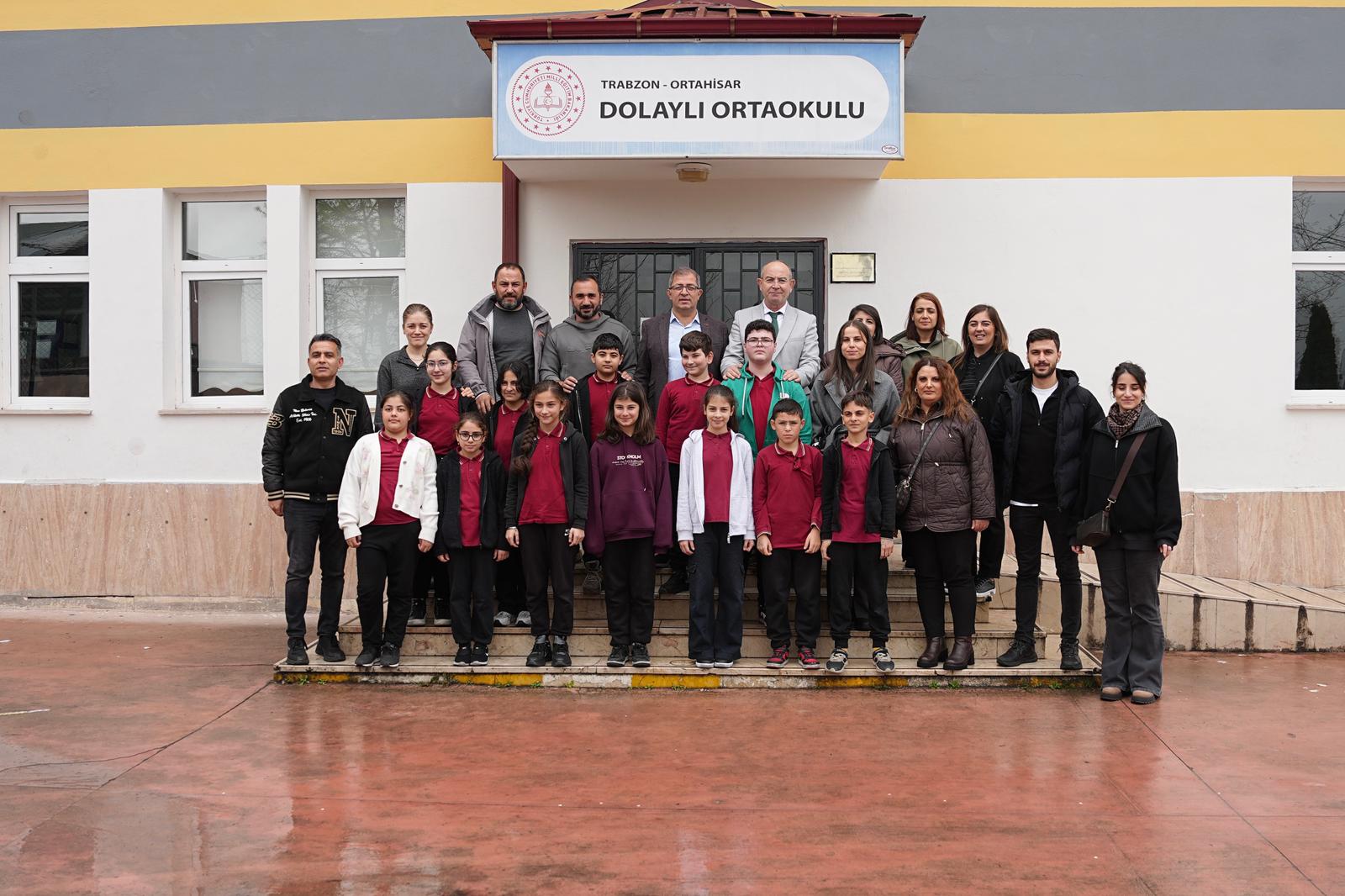 �B�R K�TAP, B�N UMUT� KAMPANYASI �LE KIRSAL MAHALLELERDEK� OKULLAR K�TAPLARLA BULU�TU