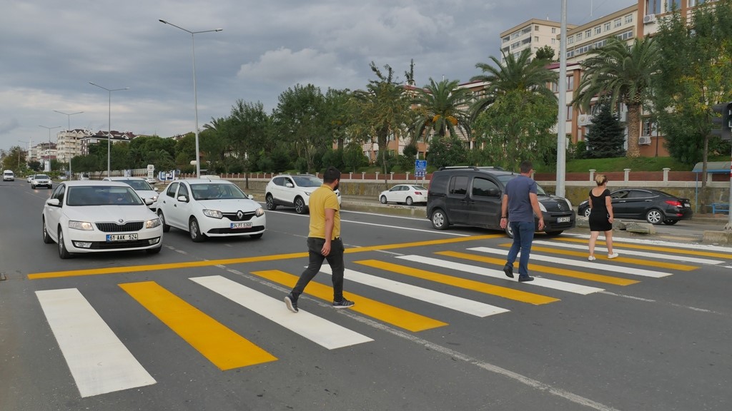 Bykehir Belediyesi yol izgileme almalarna devam ediyor

