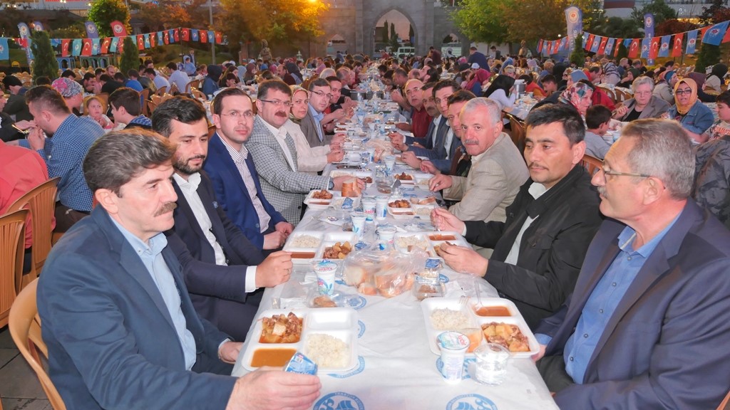 Bykehir'den  yetimler iin iftar sofras

