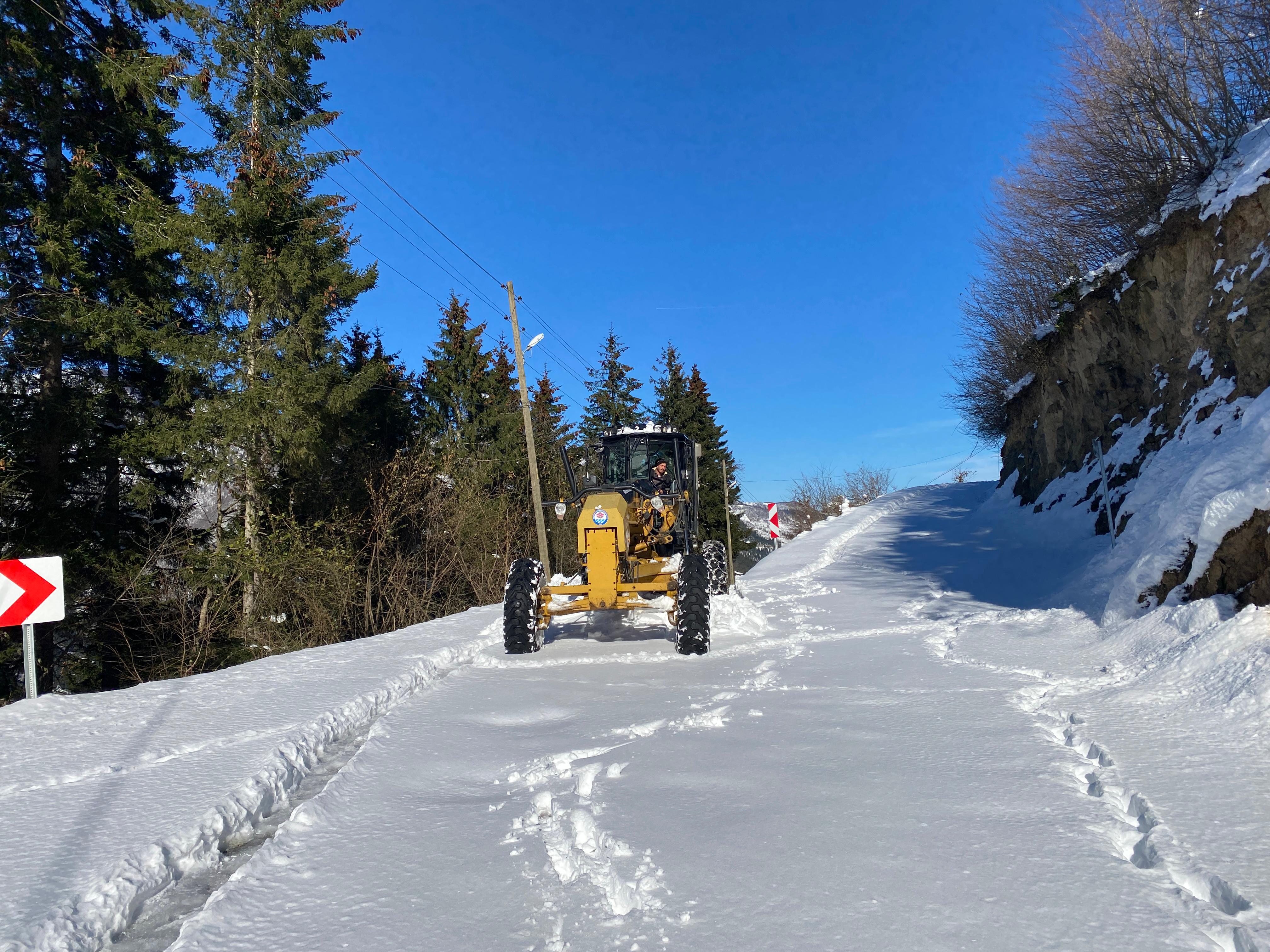 B�Y�K�EH�R'�N YOL KAHRAMANLARI SABAHA KADAR 84 MAHALLEN�N YOLUNU A�TI
