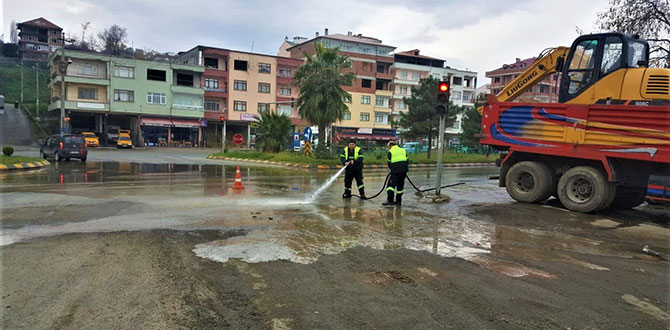 CADDE VE SOKAKLAR YIKANIYOR
