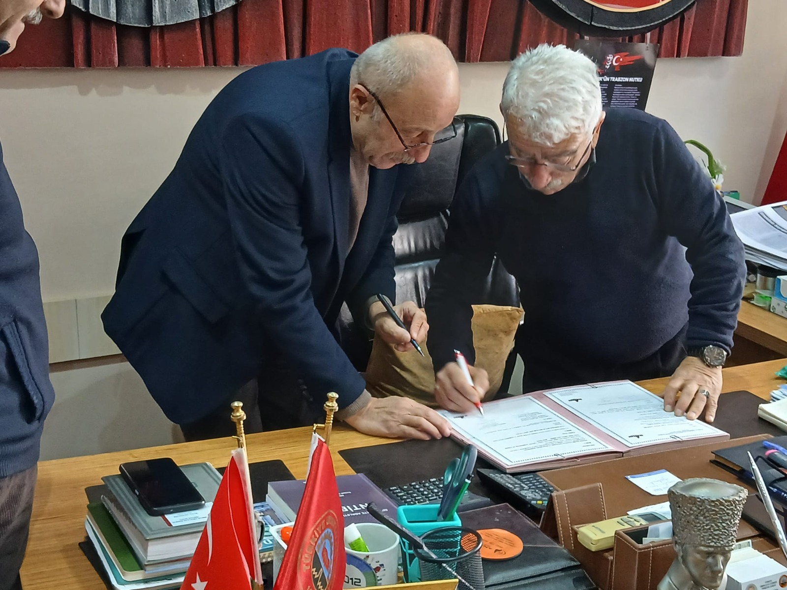 EMEKL�LER, TRABZON AKVARYUM�U �ND�R�ML� GEZEB�LECEK