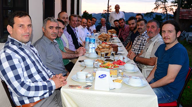 Esnaf kefalet kooperatifi gazetecilere iftar yemei verdi.