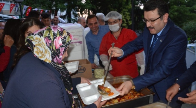 Genç, iftarını vatandaşlarla birlikte açtı
