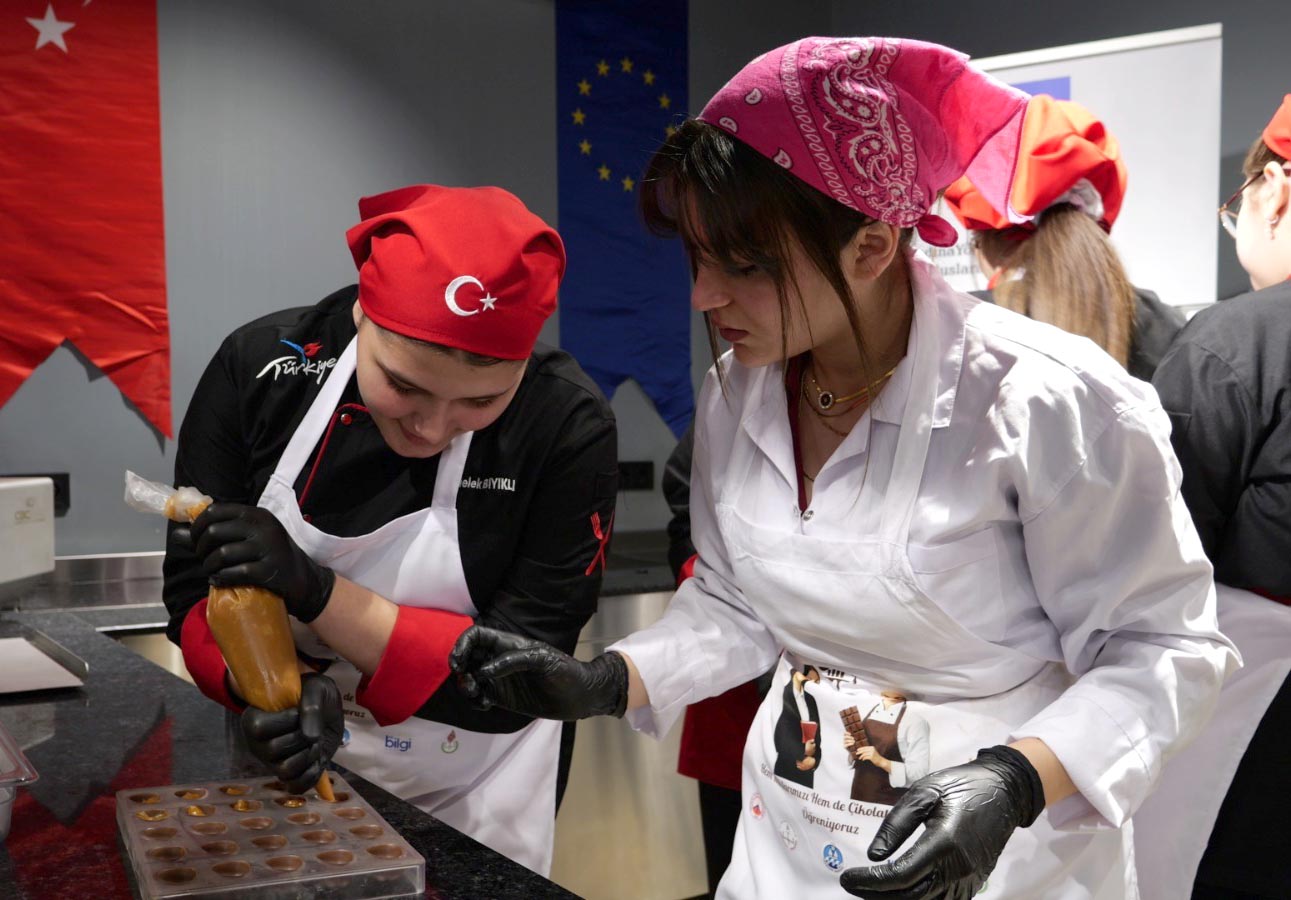 Genç kızlara çikolata yapımı öğretildi, girişimciliğin önemi anlatıldı