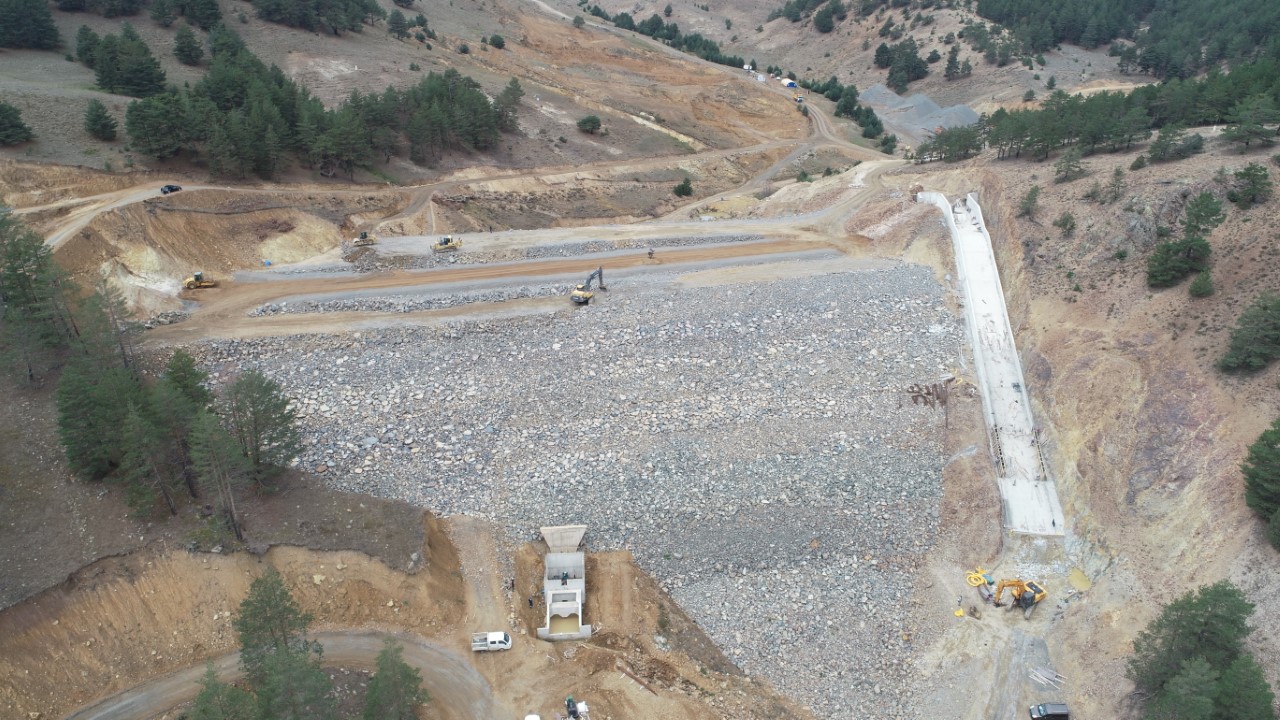 GÜMÜŞHANE ŞİRAN ÇEVREPINAR GÖLETİNDE ÇALIŞMALAR ARALIKSIZ DEVAM EDİYOR