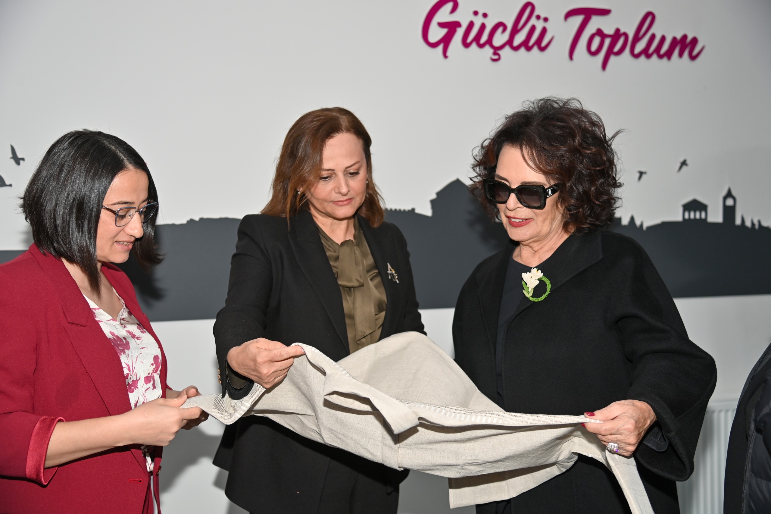 H�LYA KO�Y���T'TEN KADIN YA�AM MERKEZ�'NE �VG�
