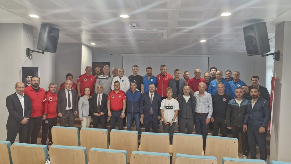 İbrahim Erdemoğlu Spor Lisesi’nde düzenlenen hizmet içi eğitimle, tematik futbol spor liseleri öğretmenleri mesleki ve akademik becerilerini geliştirdi.