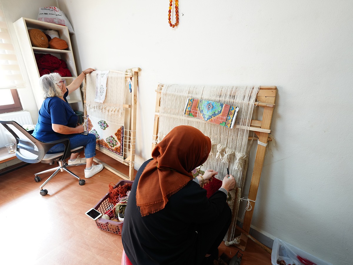 KADINLARIN ELİNDEN SANATA VE KAZANCA UZANAN YOL: HALI VE KİLİM KURSU