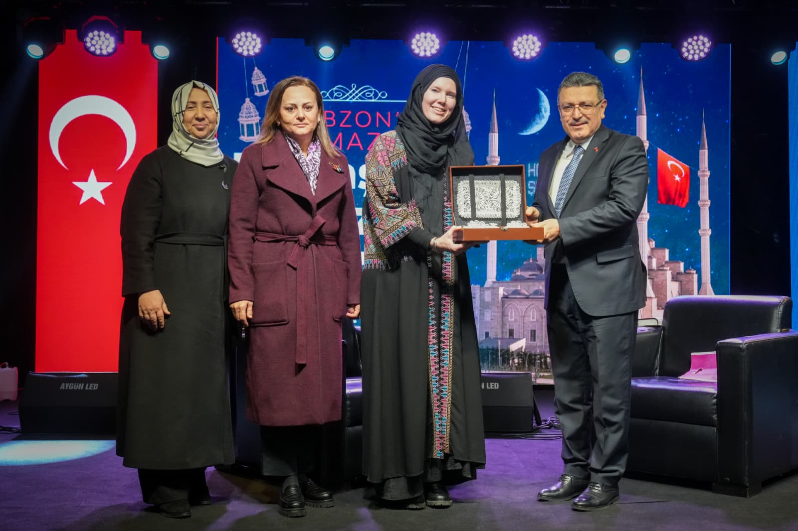 Kanadal� yazar Jenny Molendyk, nas�l din de�i�tirdi�ini anlatt�: