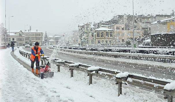 Kar geri geliyor
