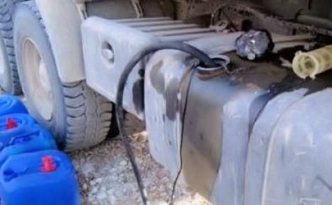 Kendi aracından mazot çalarken.