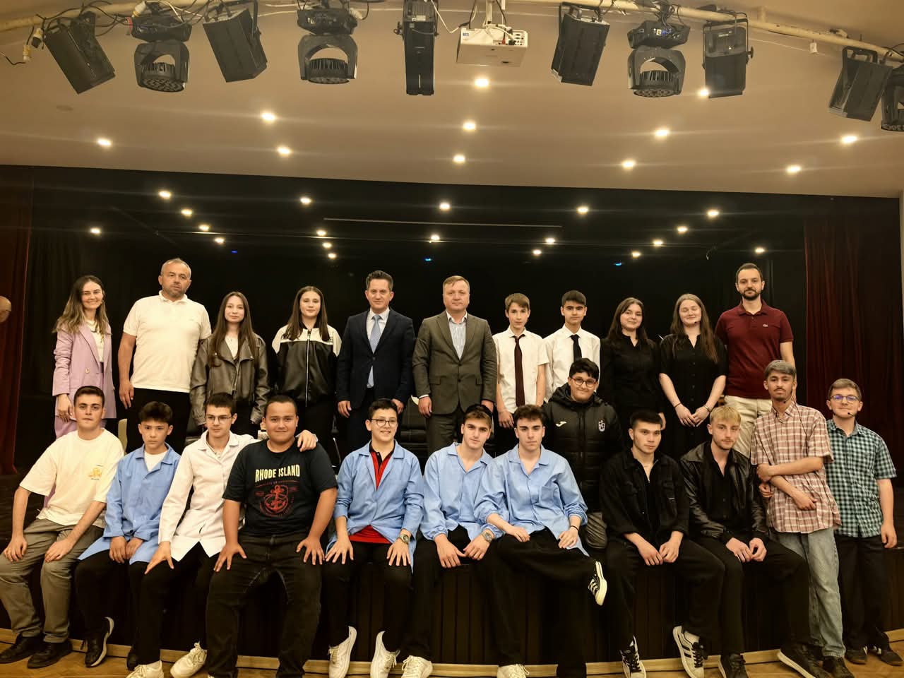 “KOMŞU ÇOCUĞUN LİSESİ” SAHNEYE DAMGA VURDU