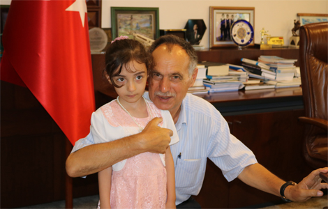 KÜÇÜK KIZIN HAYVAN SEVGİSİ