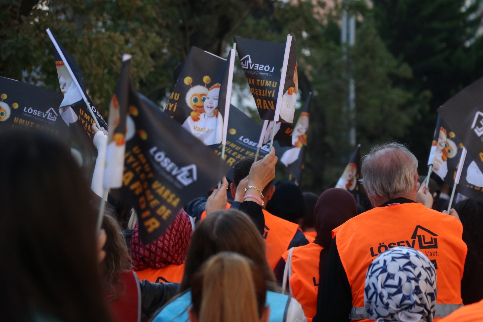 LÖSEV’DEN TRAZBON’DA FARKINDALIK YÜRÜYÜŞÜ