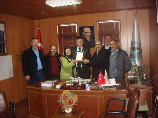 Meclis Üyeleri Başkana Plaket Verdi