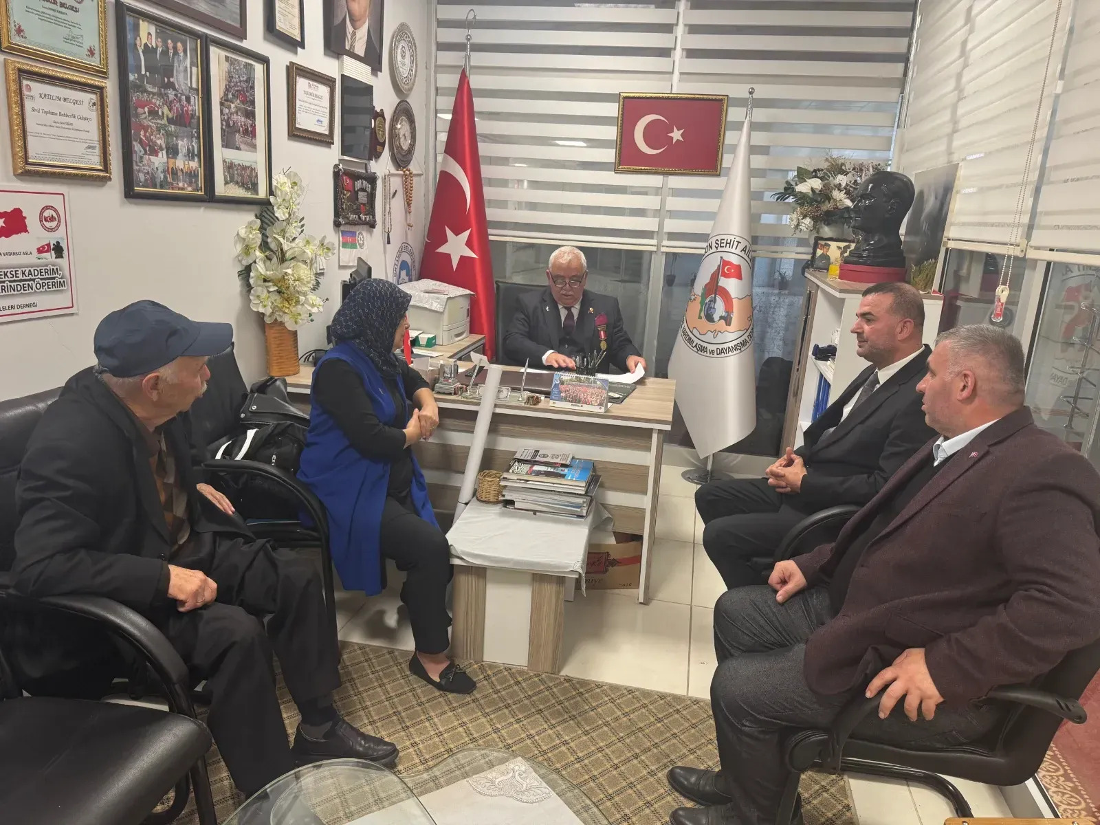 MHP'den �ehit Aileleri Derne�i'ne Ziyaret ve Anlaml� Gezi
