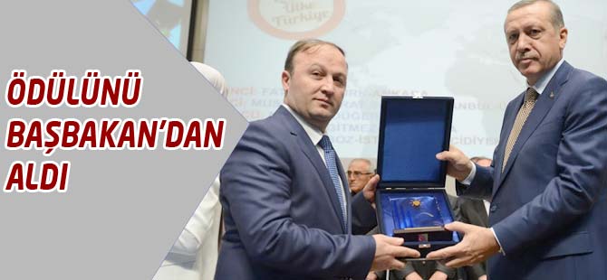 Ödülünü Başbakan Recep Tayyip Erdoğan'ın elinden aldı.