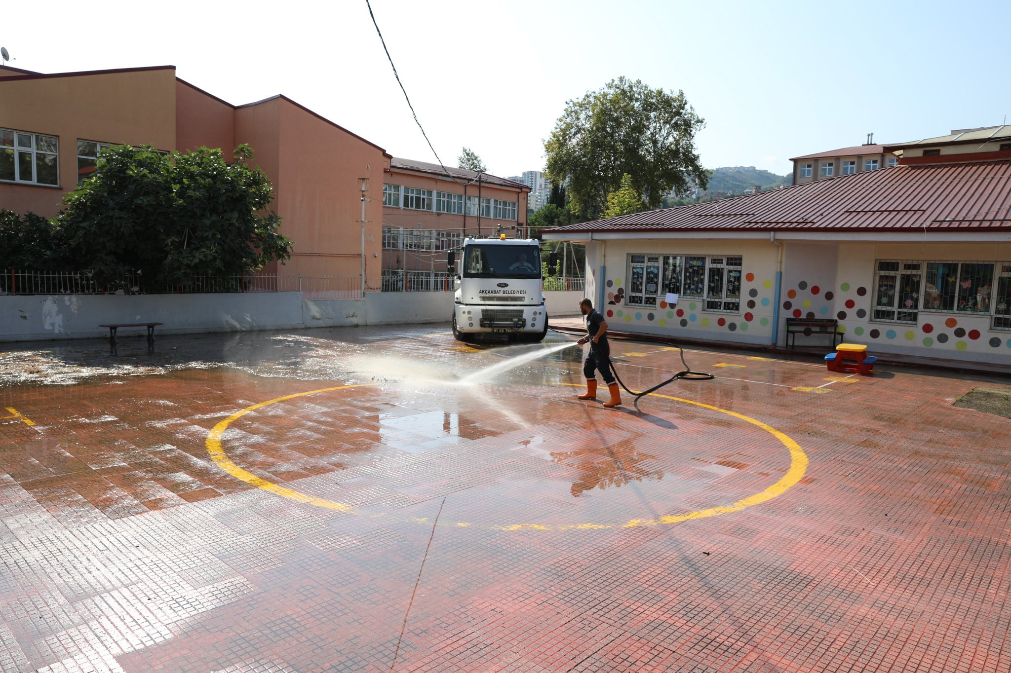 OKUL BAHÇELERİNDE YOĞUN TEMİZLİK ÇALIŞMASI