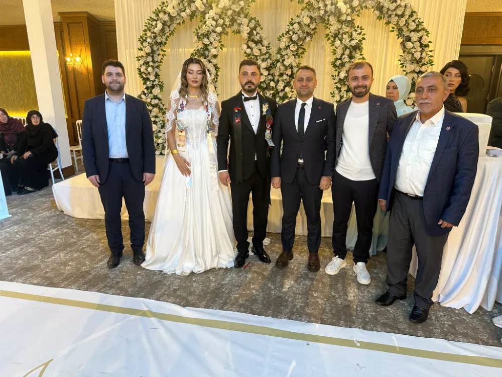 ONUR VARLIK DÜNYA EVİNE GİRDİ