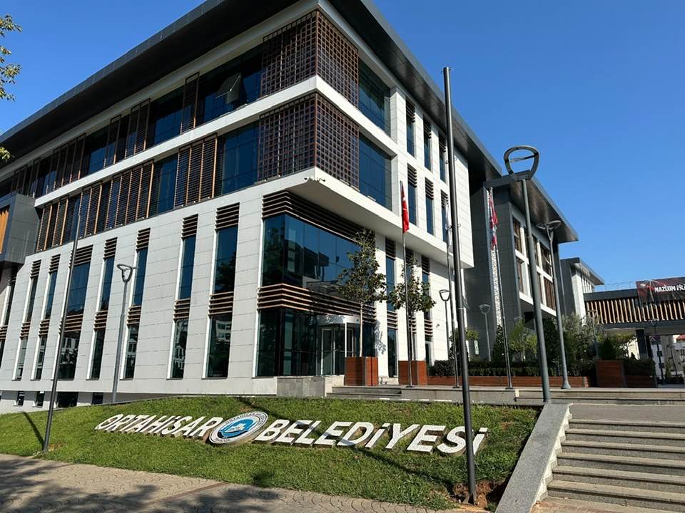 ORTAHİSAR BELEDİYESİ’NDEN ŞEHİTLERE SAYGI, YANGIN MAĞDURLARINA TAZİYE VE DAYANIŞMA