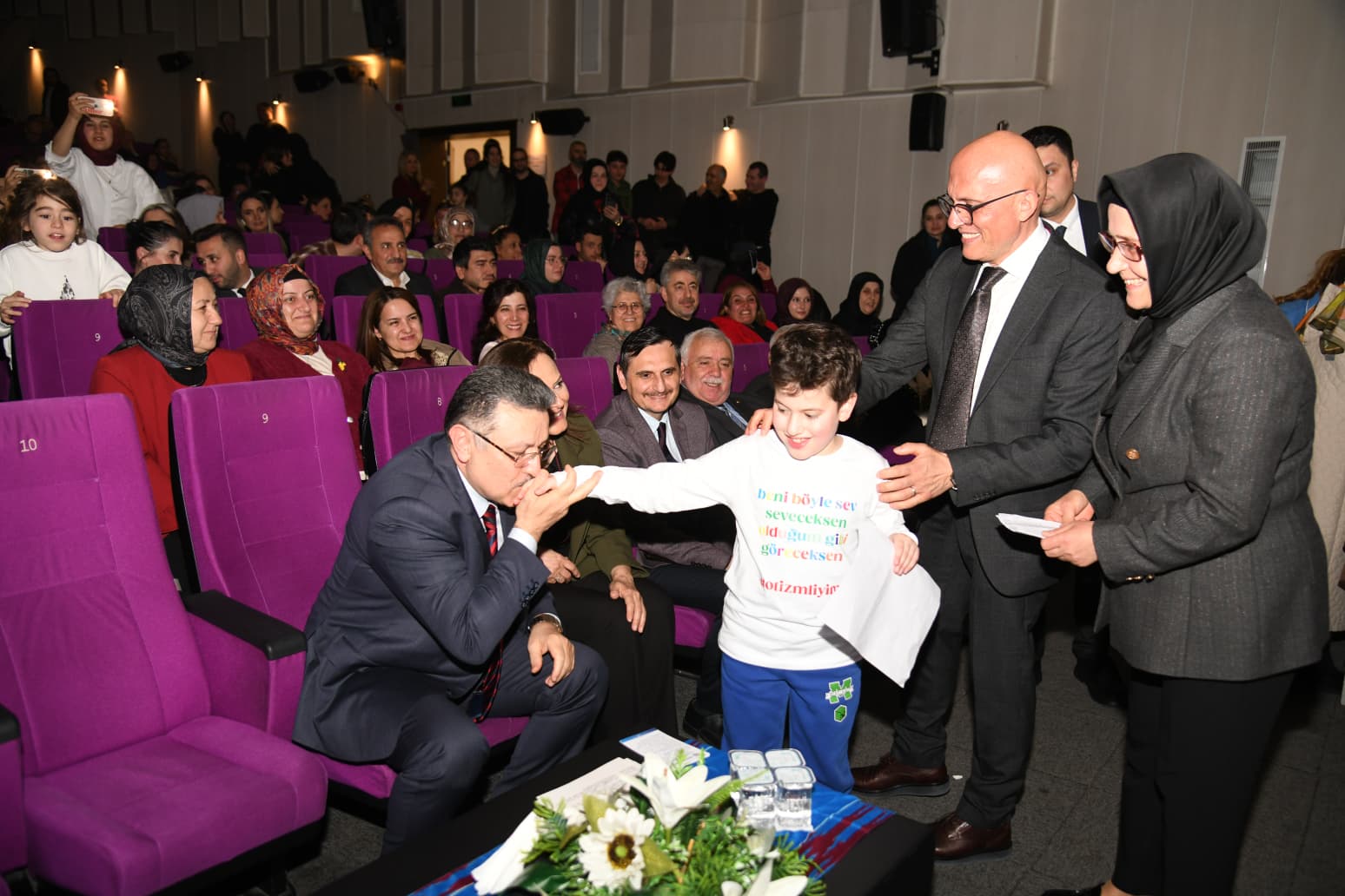 Otizm Fark�ndal�k G�n��nde Ba�kan Gen�ten anlaml� mesaj: