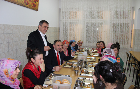Sarolu: rencilerle yemekte bir araya geldi.