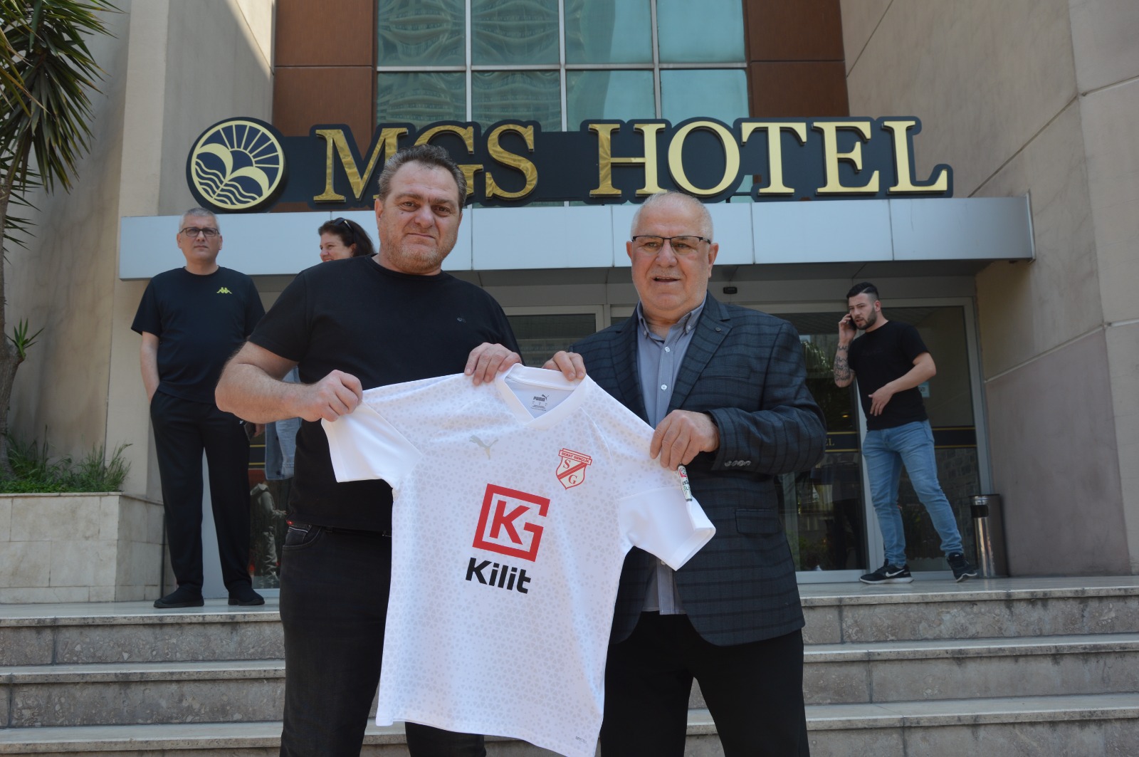 SALİHOĞLU KARDEŞLERDEN SEBAT GENÇLİK’E DESTEK