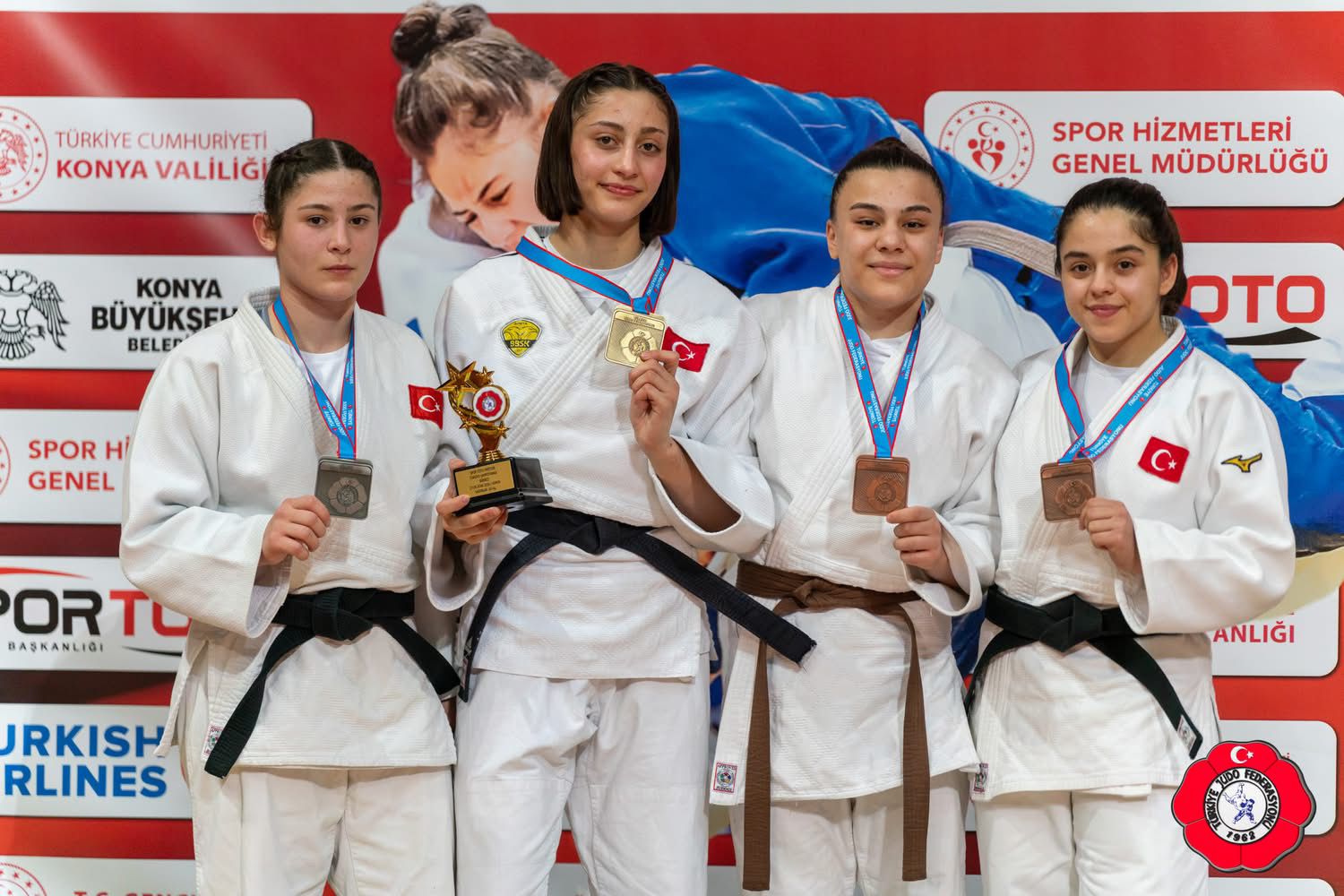 SÜPER KIZLAR BRONZ MADALYA KZANDI