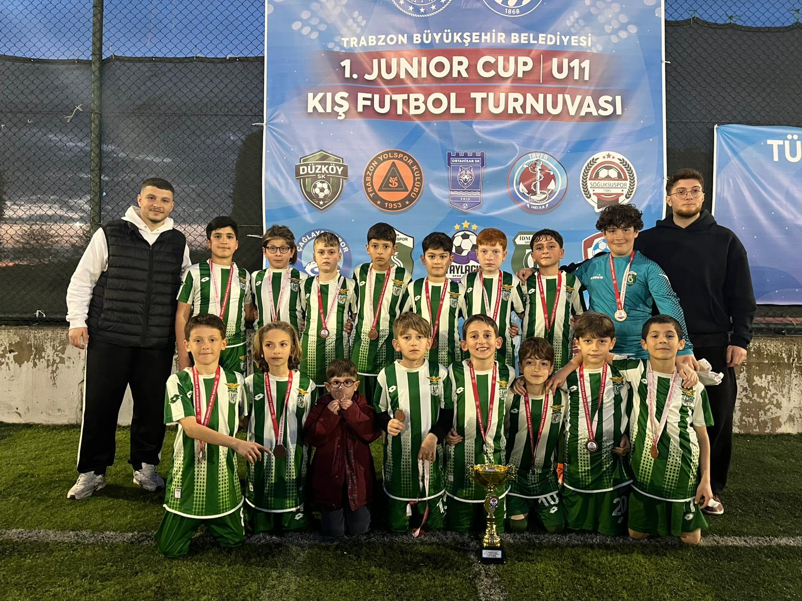 Trabzon B�y�k�ehir Belediyesi taraf�ndan d�zenlenen 1. Junior Cup U11 K�� Turnuvas��nda S���tl�spor �ampiyonlu�a ula�t�.