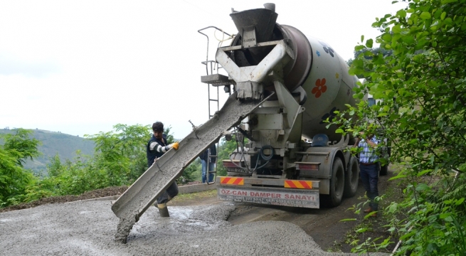 Trabzon tarihinin en byk yol betonlama almas gerekletiriliyor
