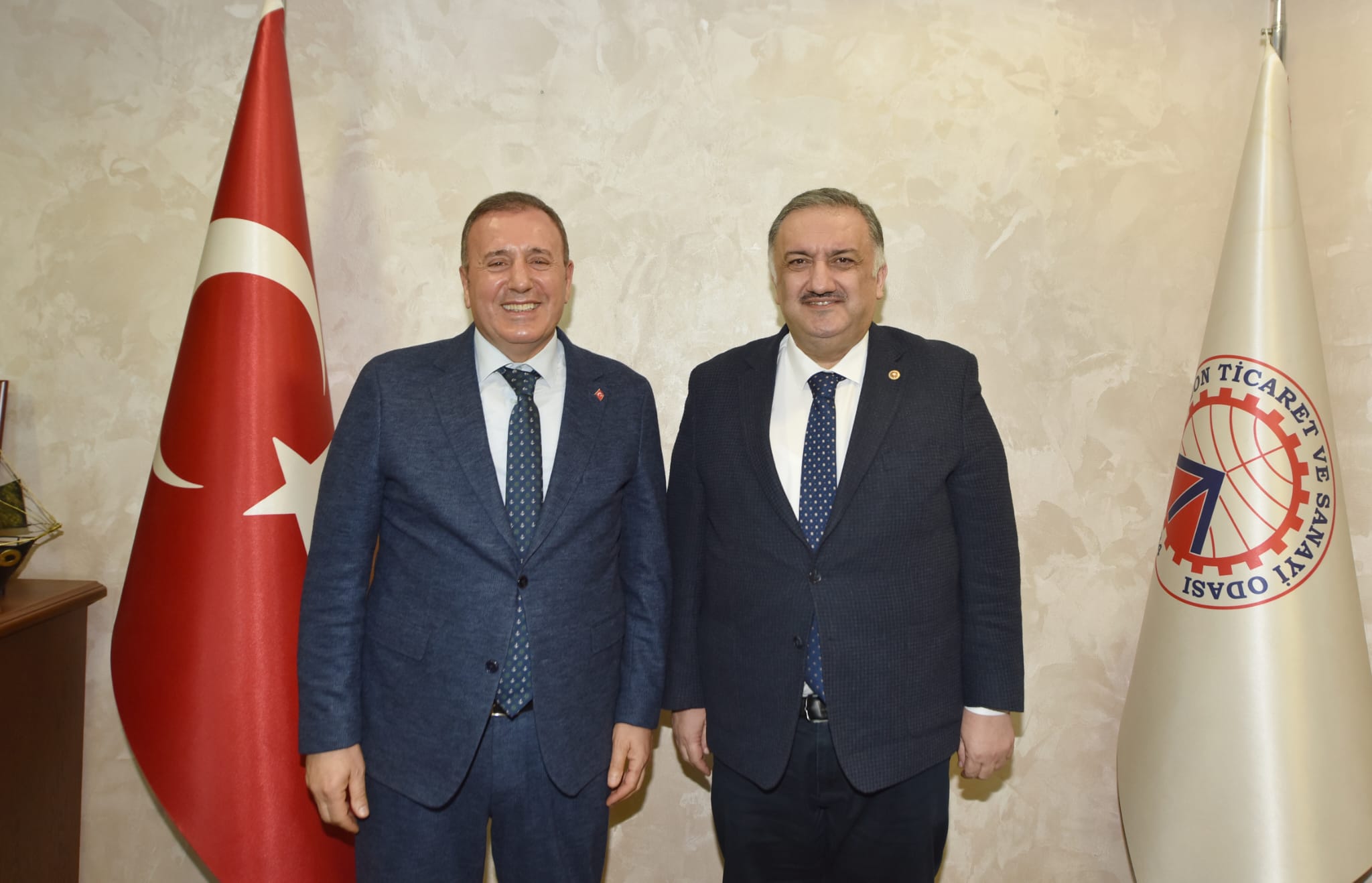 TRABZON, TTSO- Demokrasi ve At�l�m (DEVA) Partisi Genel Ba�kan Yard�mc�s� ve �stanbul Milletvekili Hasan Karal ve beraberindeki heyet, Trabzon Ticaret ve Sanayi Odas�'n� (TTSO) ziyaret etti.
