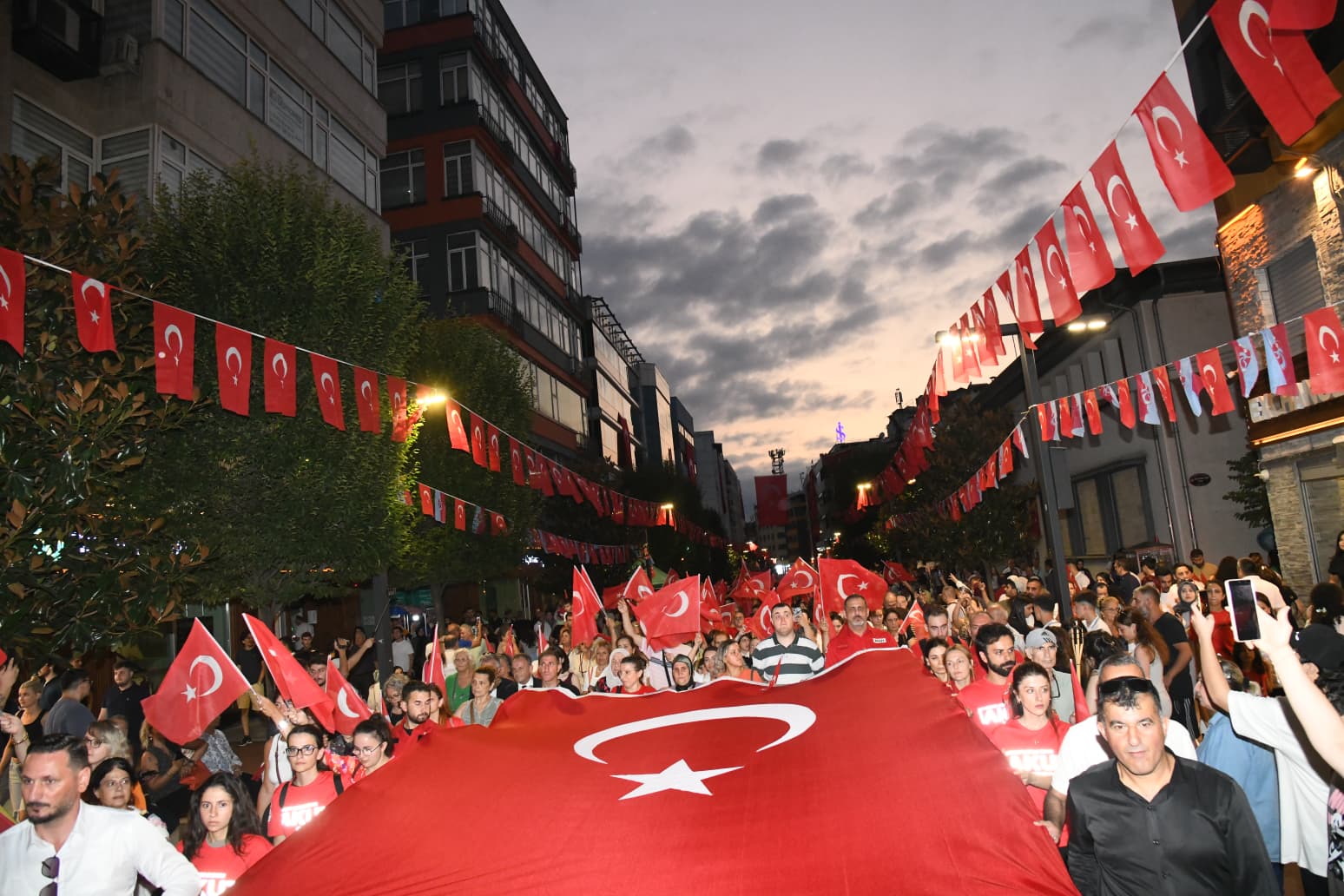 TRABZON'DA MUHTEŞEM ZAFER GECESİ YÜRÜYÜŞÜ