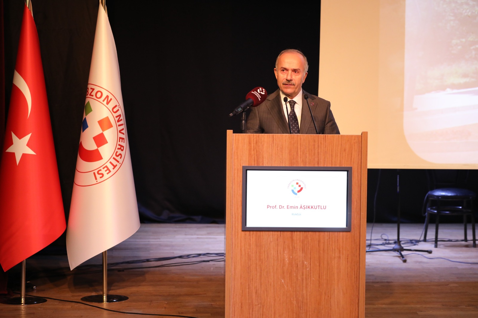 TRܒde T�p Bayram� Kutland�