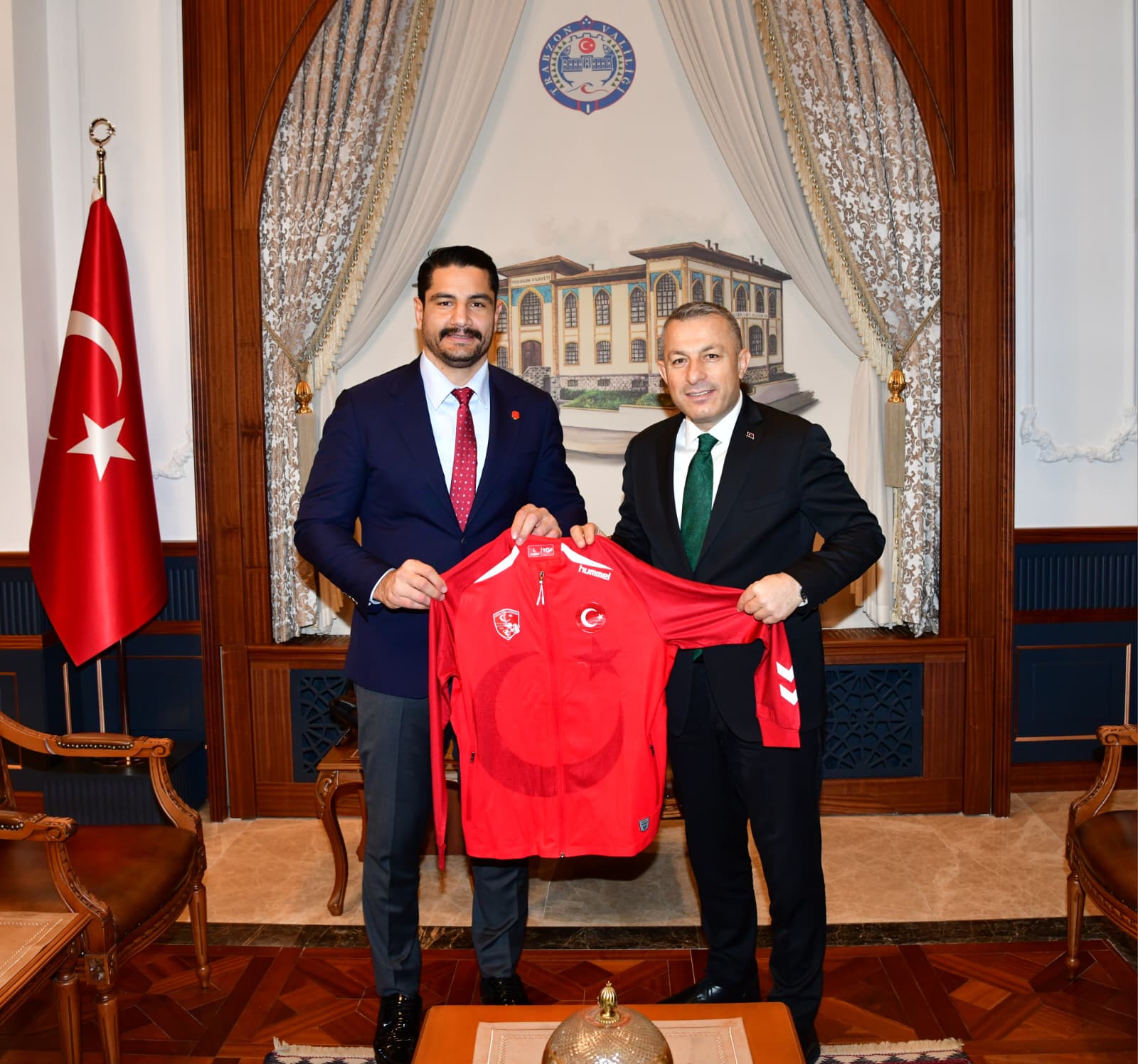 T�rkiye G�re� Federasyonu Ba�kan�,Taha Akg�l, Vali Tahir �ahin�i makam�nda ziyaret etti.