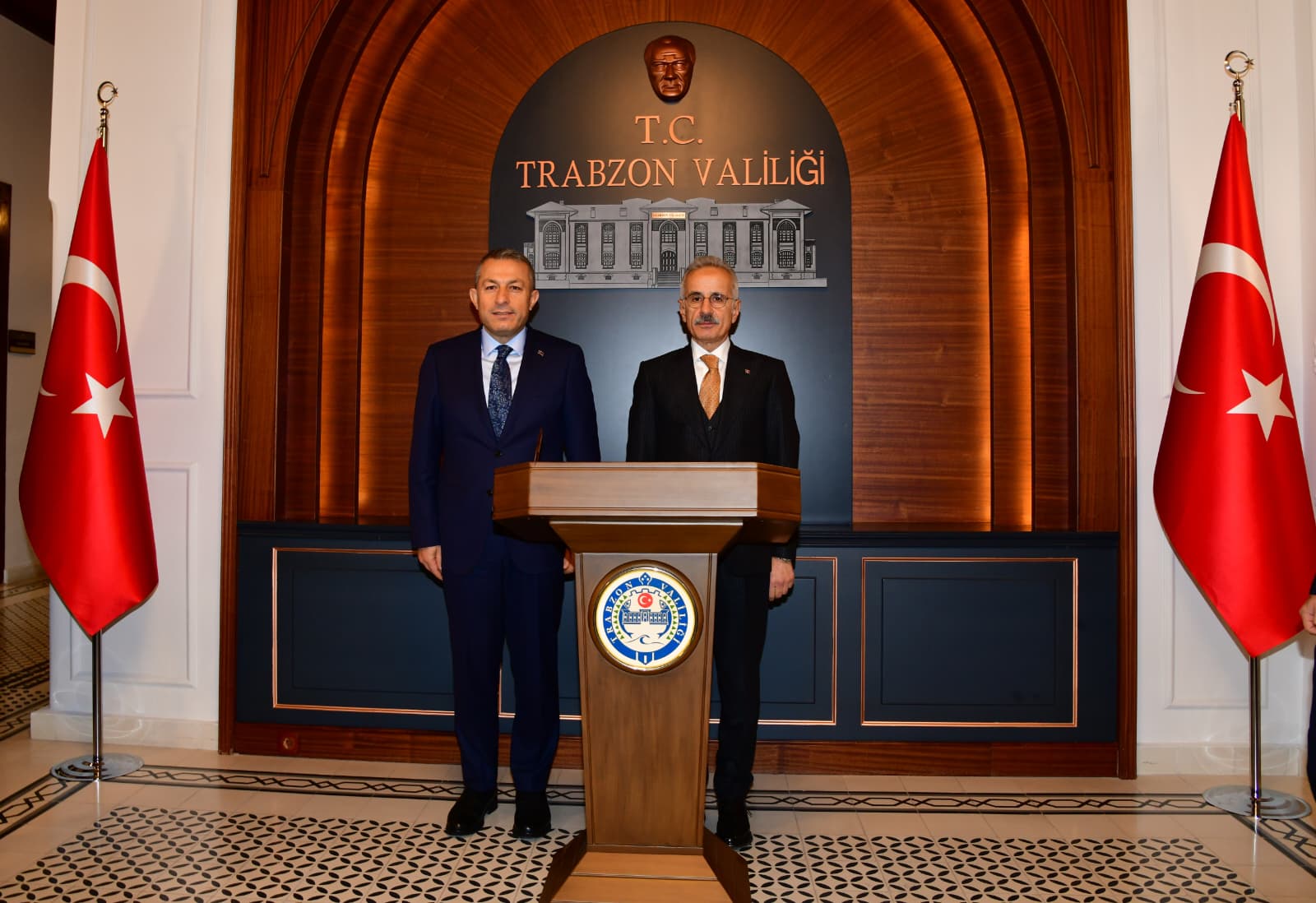Ula�t�rma ve Altyap� Bakan� Uralo�lu�ndan Trabzon Valili�i�ne Ziyaret
