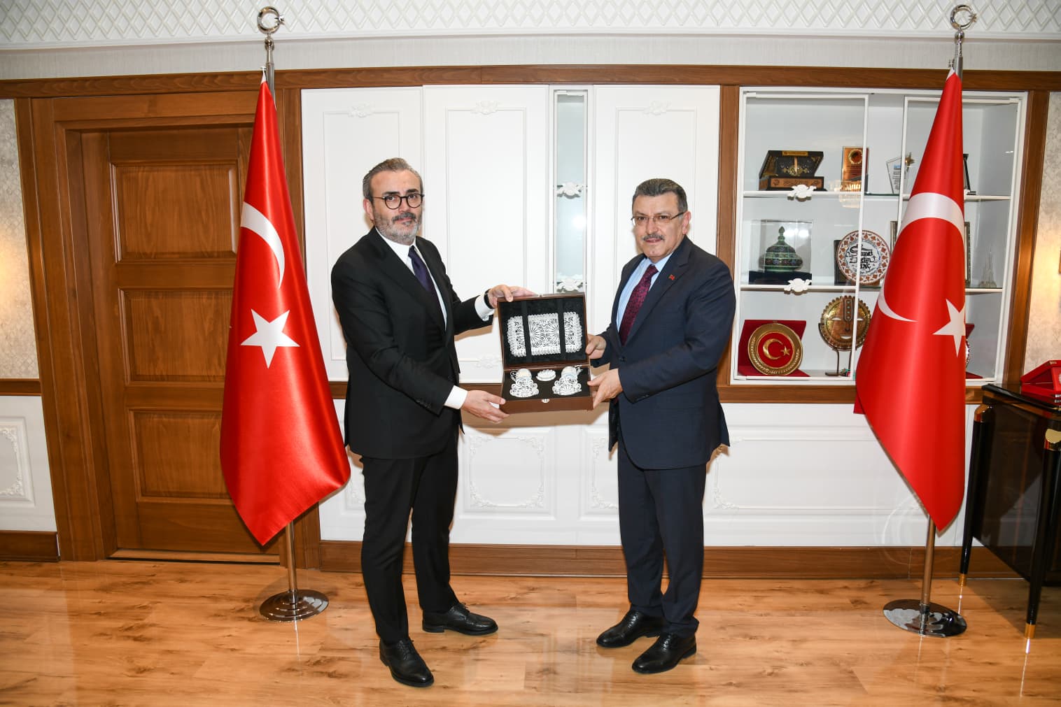 ÜNAL’DAN TRABZON BÜYÜKŞEHİR BELEDİYESİ’NE ZİYARET