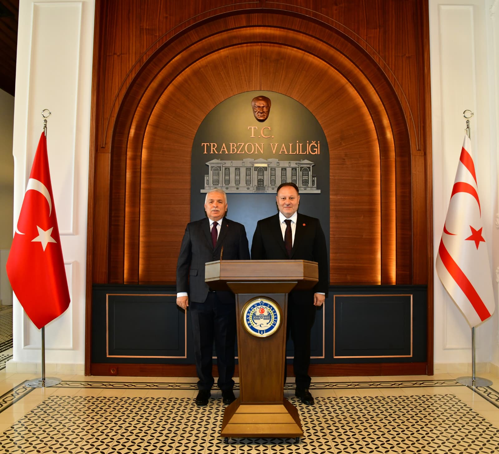 Vali Aziz Y�ld�r�m, KKTC Meclis Ba�kan� Ziya �zt�rkler ve Beraberindeki Heyetle Bir Araya Geldi 
