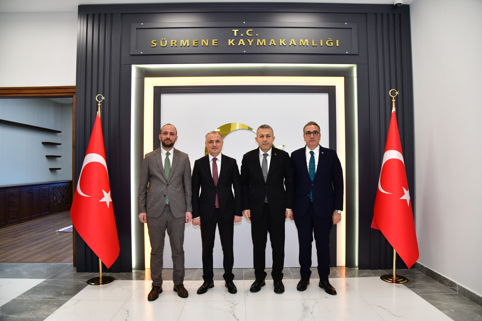 Vali Tahir �ahin'den S�rmene Kaymakaml���na ziyaret 