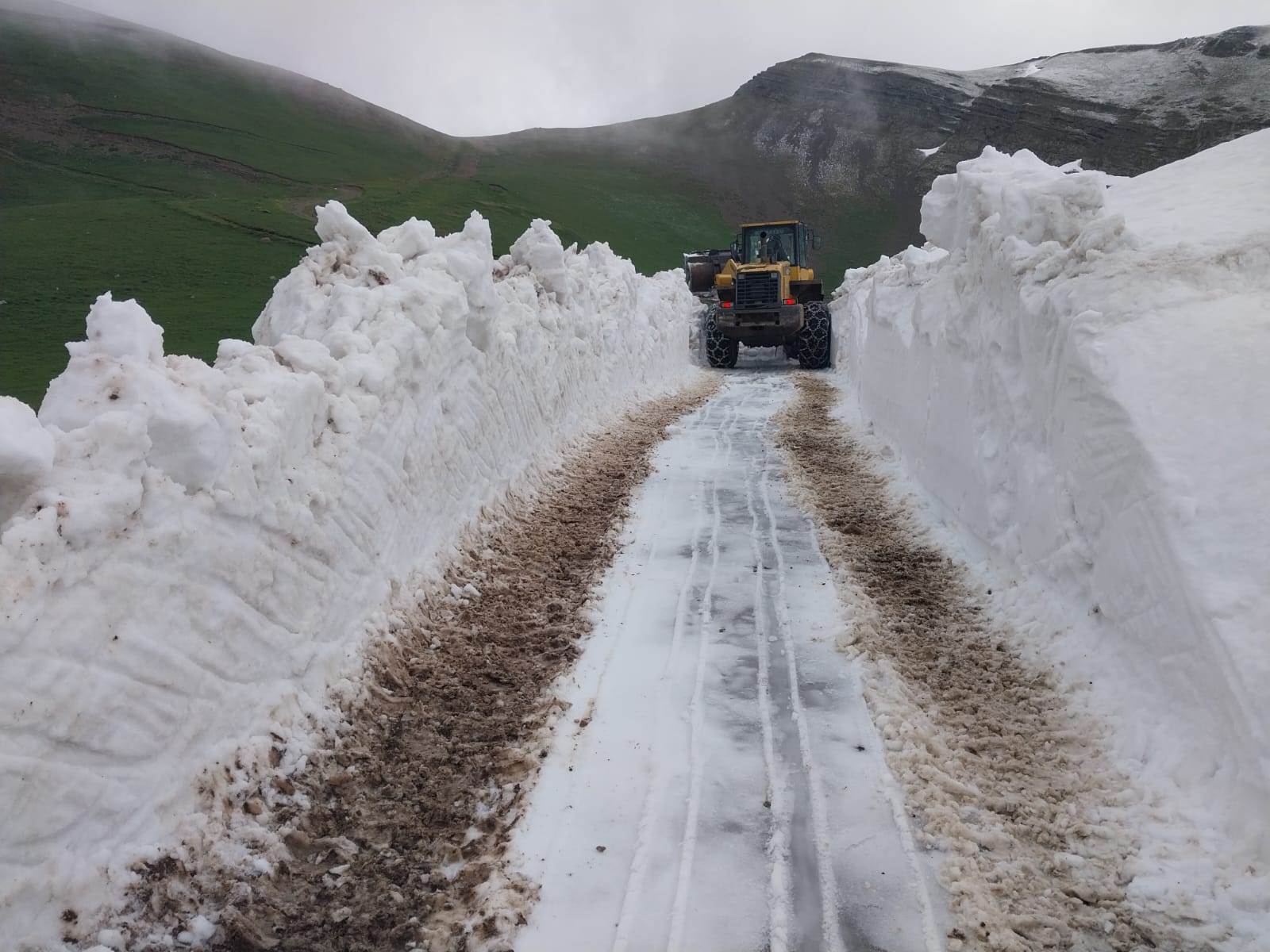 YAYLA YOLLARINDA KARLA MÜCADELE SÜRÜYOR