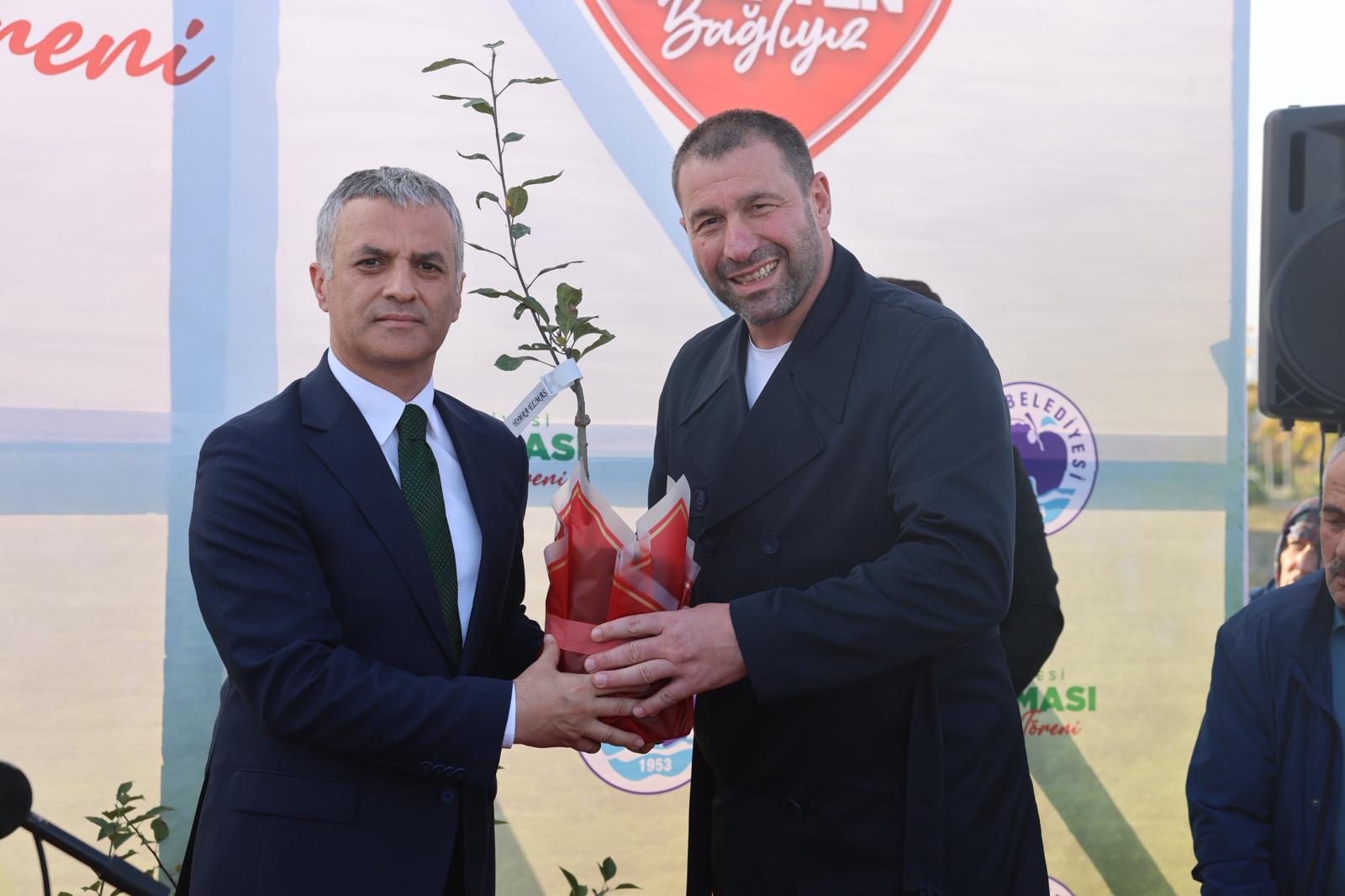 YOMRA BELEDİYESİ 5 BİN YOMRA ELMASI FİDANI İLE 4 BİN YÖRESEL ARMUT FİDANI DAĞITTI