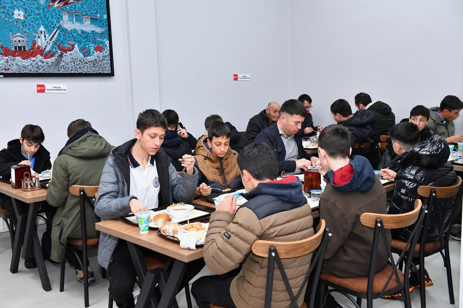 ZORLU: �KENT LOKANTALARI ESNAFLA REKABET ETM�YOR, SOSYAL DENGELER� KORUYOR�